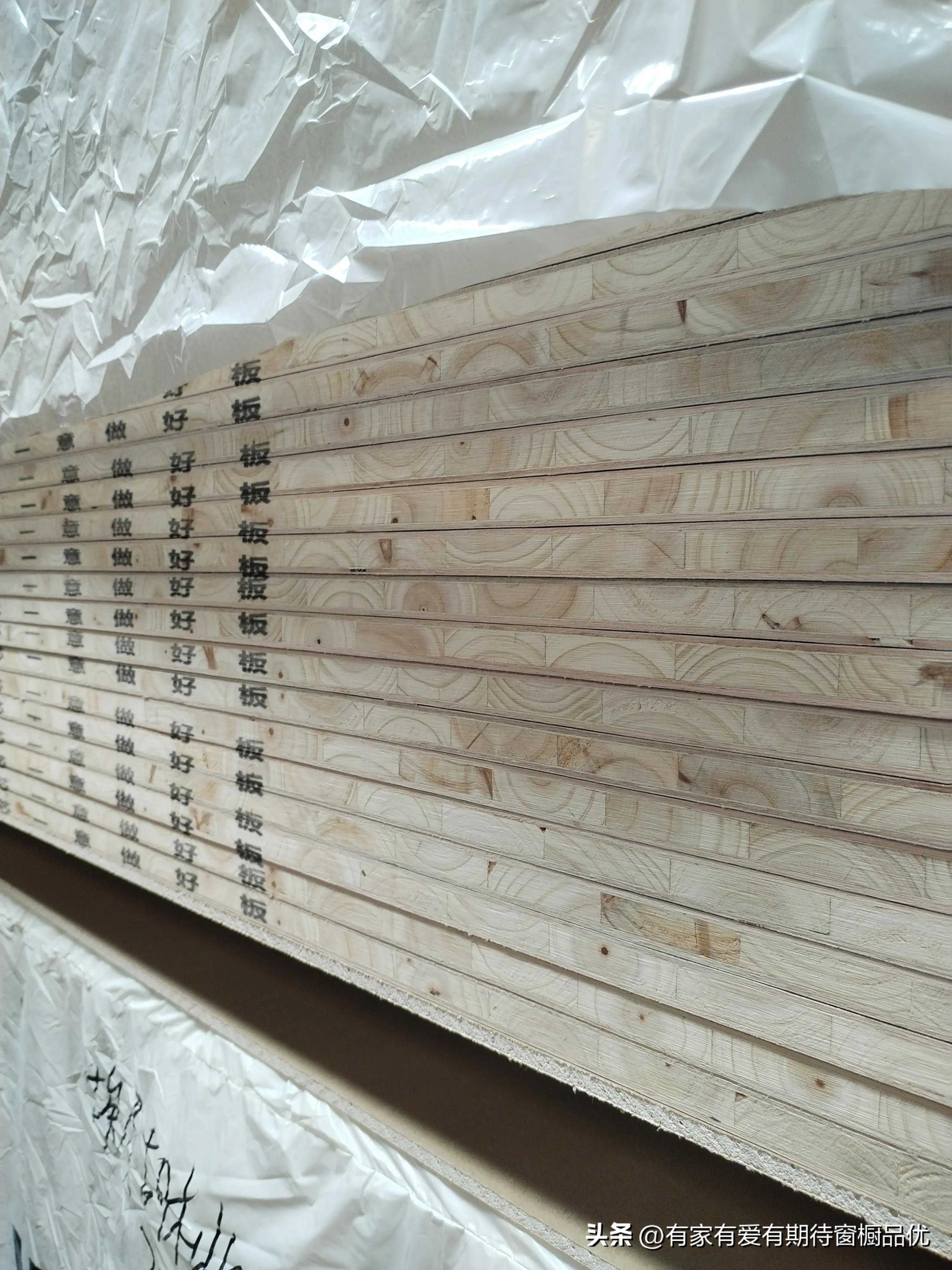 生态板香杉木板是一种常见的木材，它有一些优点和缺点