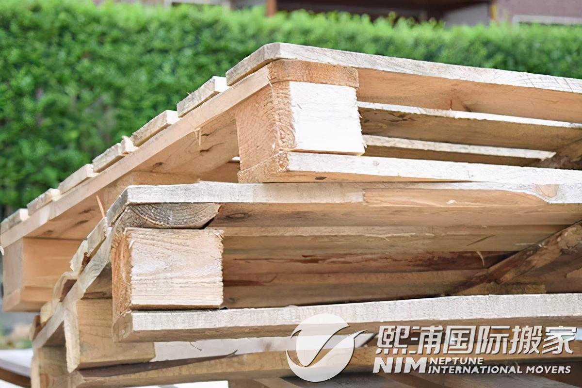 为什么通常会使用免熏蒸托盘进行国际运输？