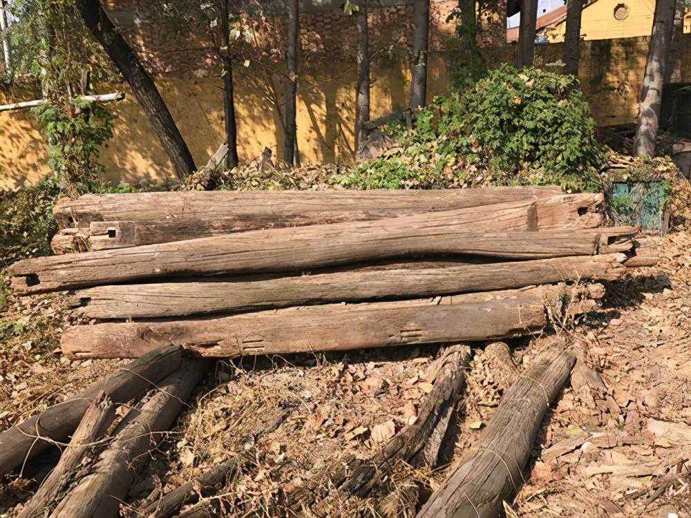 农村有人专门收购旧木头，要这些旧木头干啥？村民：比打工赚的多