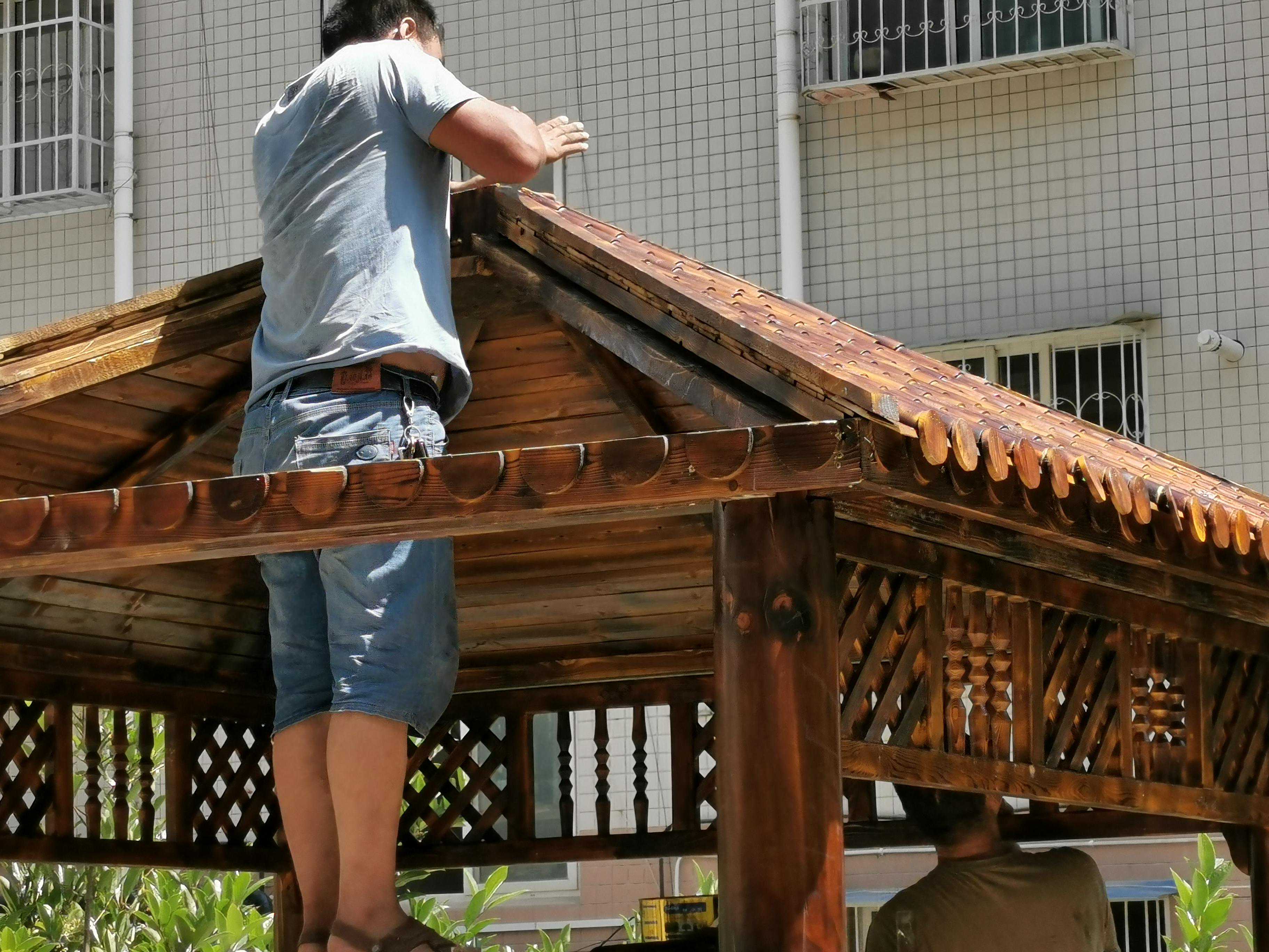 自己动手安装防腐木亭子，你也来试试吧