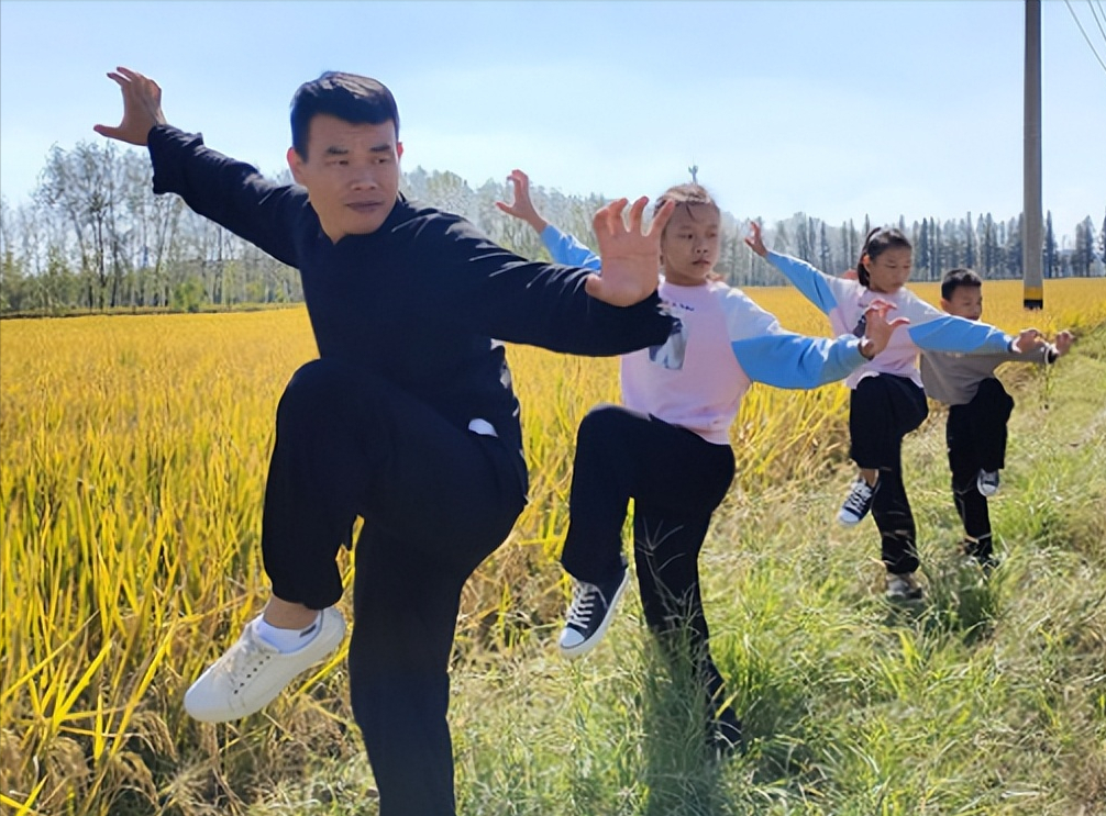 刘龙：带3个孩子练武，肩抗100斤重木扎马步，获赵文卓和央视点赞