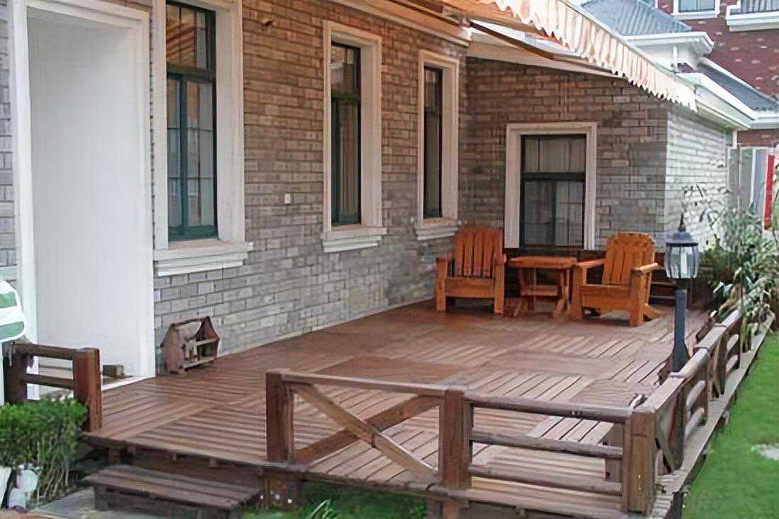 老公花3000元在阳台铺防腐木，空一半放沙子做玩耍区，孩子超喜欢