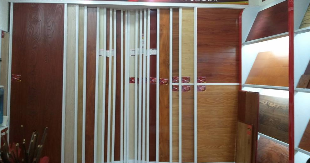 地板选实木地板还是三层实木地板好？听朋友一说，原来选这种才对