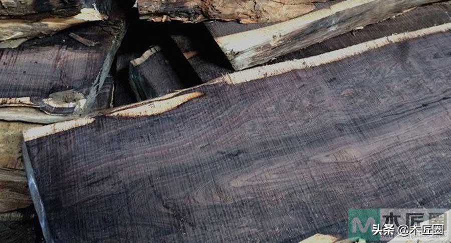 紫光檀，学名东非黑黄檀，属于国标红木里面的黑酸枝木类