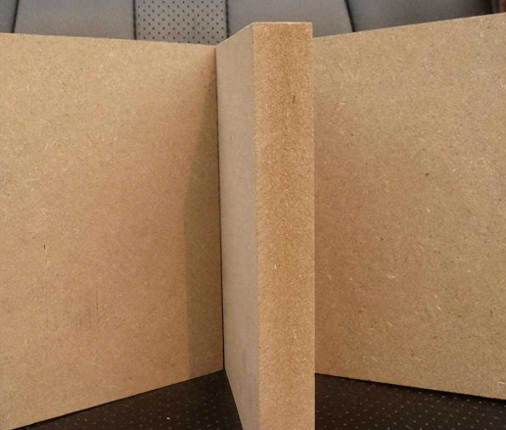 揭秘四种常见板材：密度板、颗粒板、进口爱格板与国产露水河板