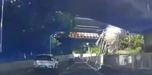 惊现一幕！上海高架桥上掉落木头砸伤人？警方回应