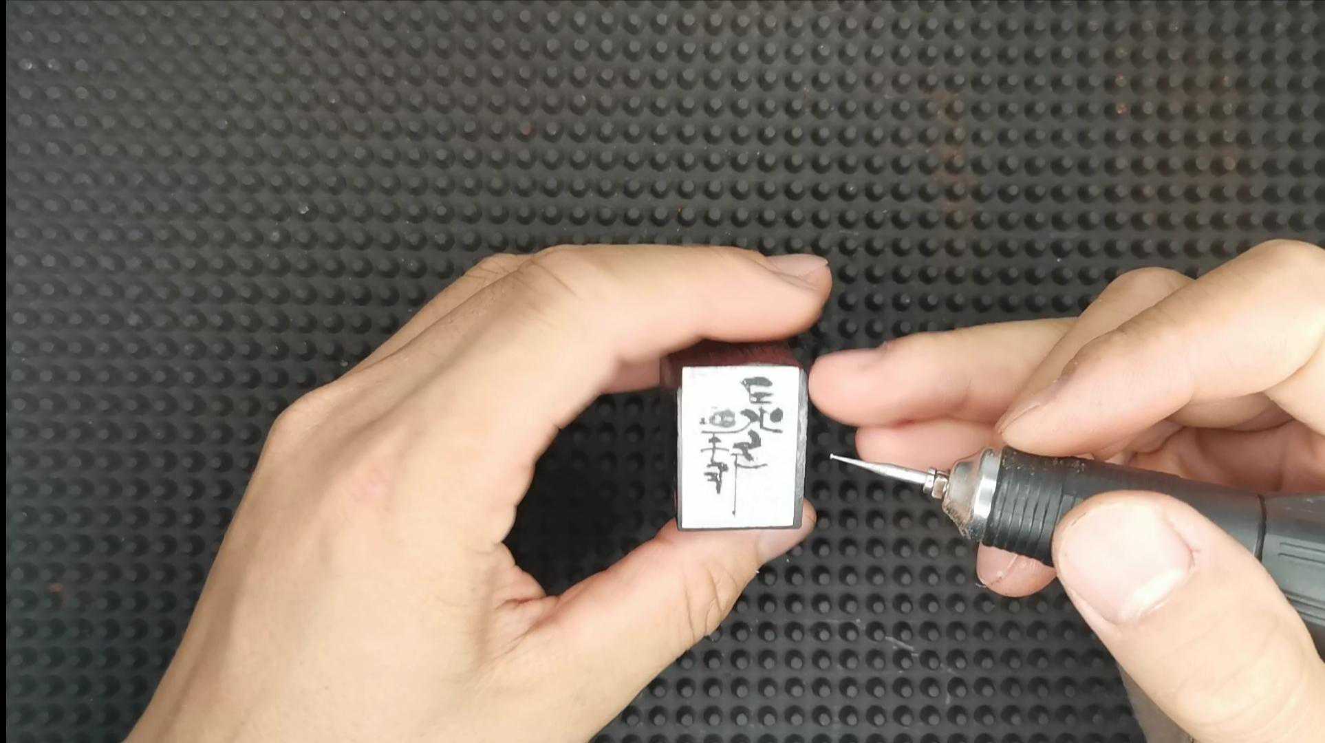 一块小木头，看印章雕刻小白如何教大家制作属于自己的印章