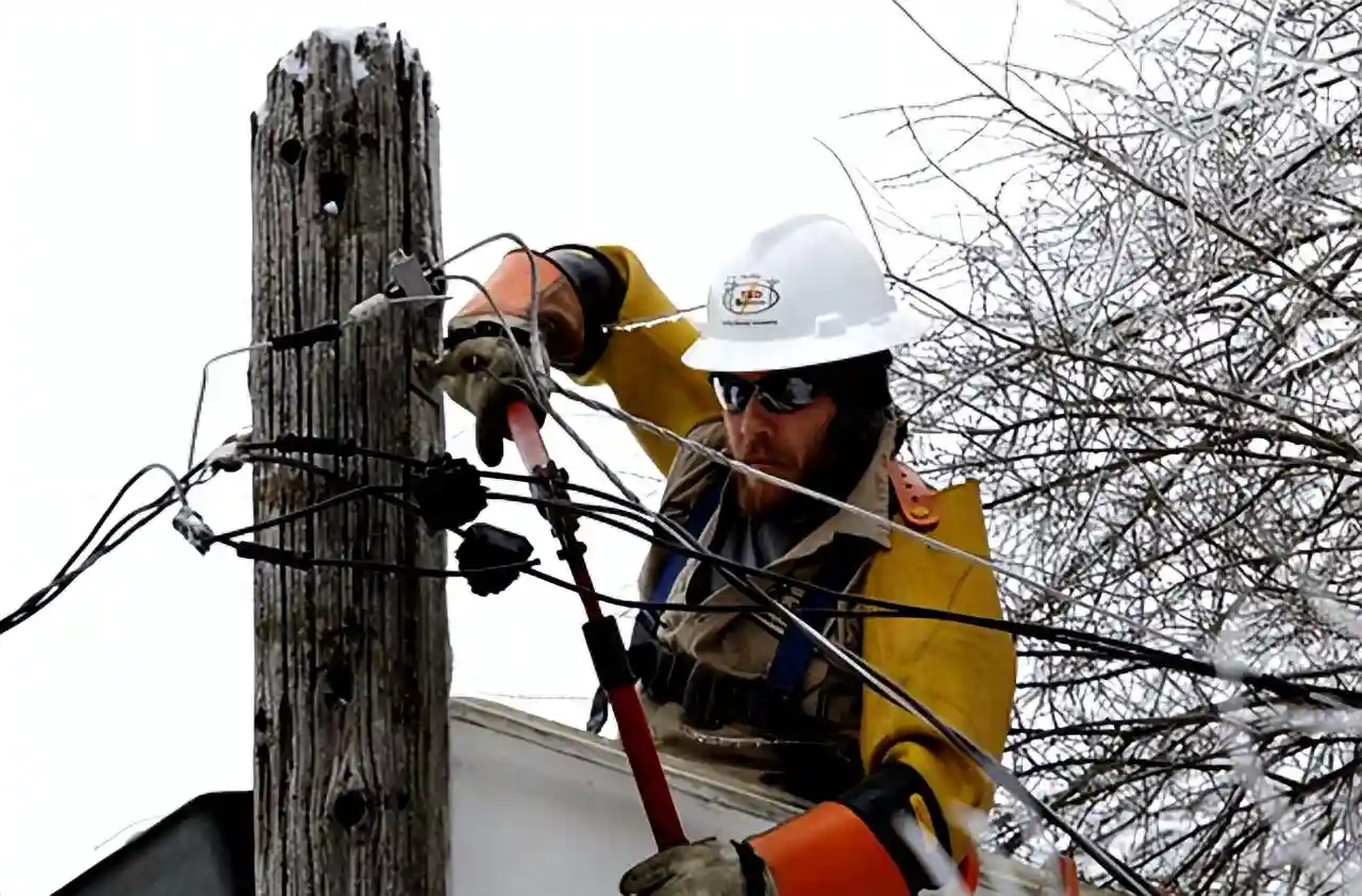 中国电线杆用水泥，而美国满街木头杆？专家：你以为美国不想吗？