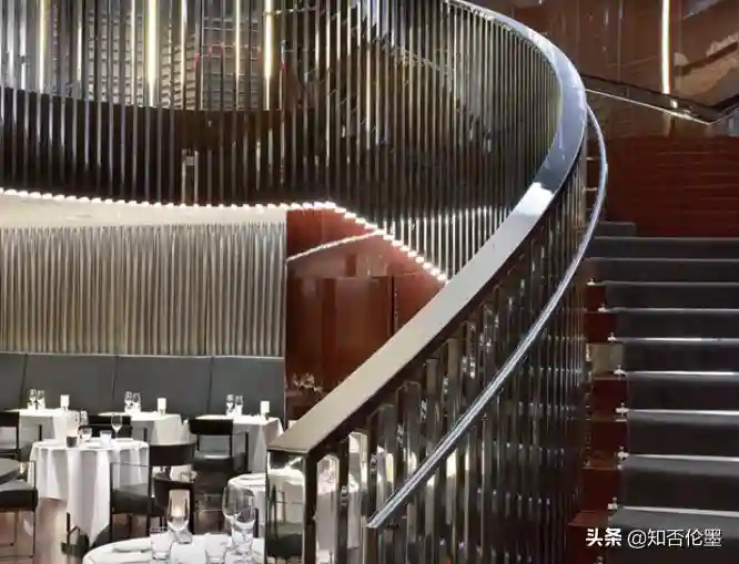 自建房的“楼梯扶手”，装不锈钢好还是木头好？内行人说出了实话