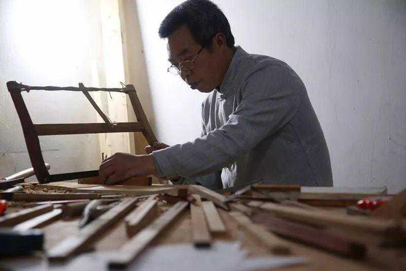 老木匠俗话："大木匠的斧，小木匠的锯"啥意思？大小木匠的区别