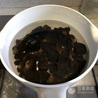 酸辣碧根果拌木耳