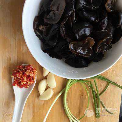凉拌黑木耳的做法