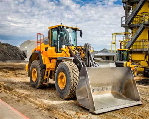 疼！深圳一家具公司员工被大半截木头刺穿双肾