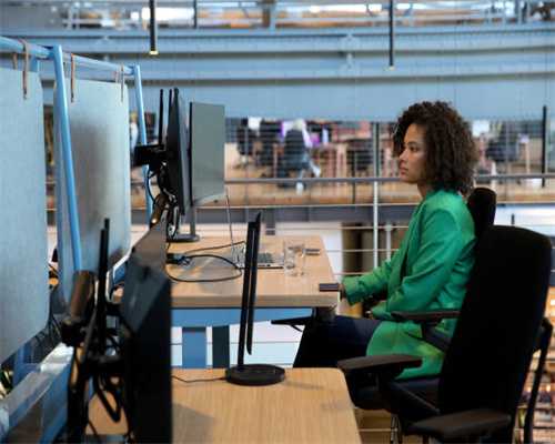 民间故事：男子捡红木带回家，此后家中怪事连连，木头中藏着木灵