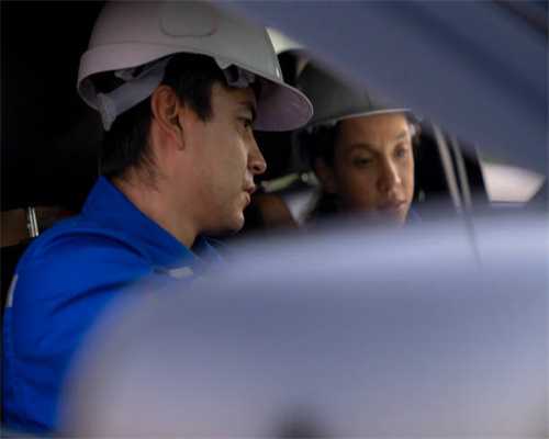 大叔在路边捡到一节火烧木头，精心加工制作成为价值不菲艺...