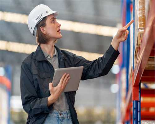 三都县委副书记、县长杨凯与佳鹏木业有限公司开展项目洽谈